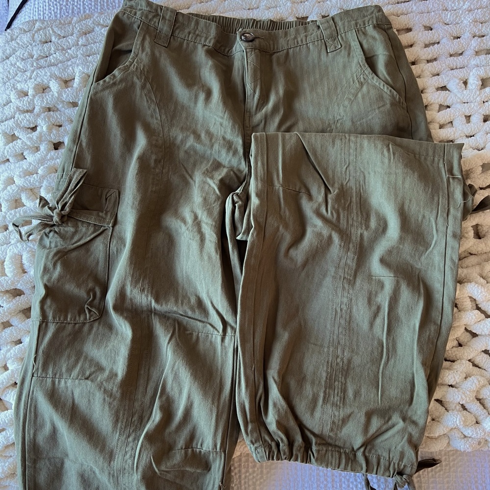 Green cargo jogger pants